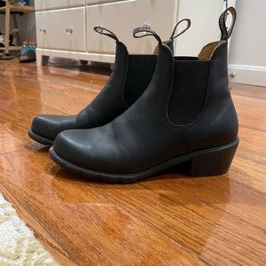 Blundstone’s #1671 women’s black heeled boots